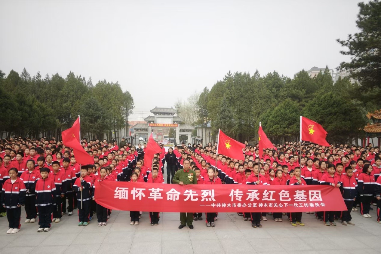 缅怀革命先烈，传承红色基因——神木市第三中学清明节祭扫活动纪实